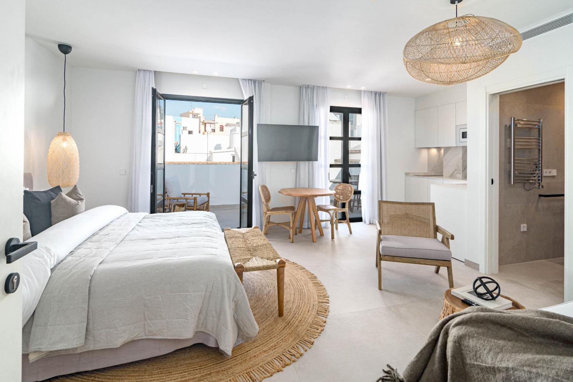 Seaclub Suites Естепона Екстериор снимка