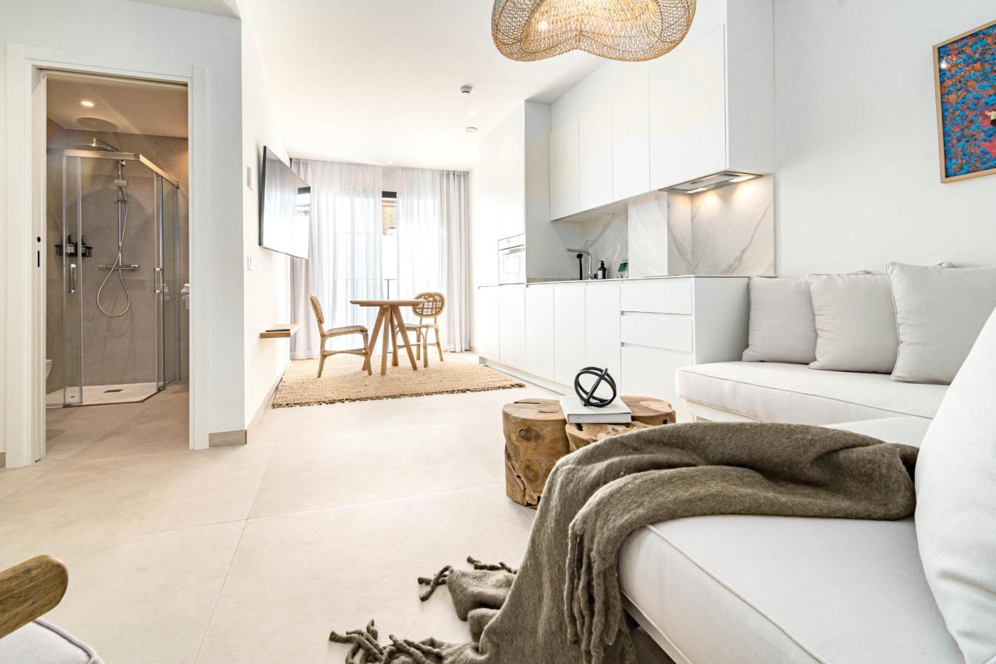 Seaclub Suites Естепона Екстериор снимка