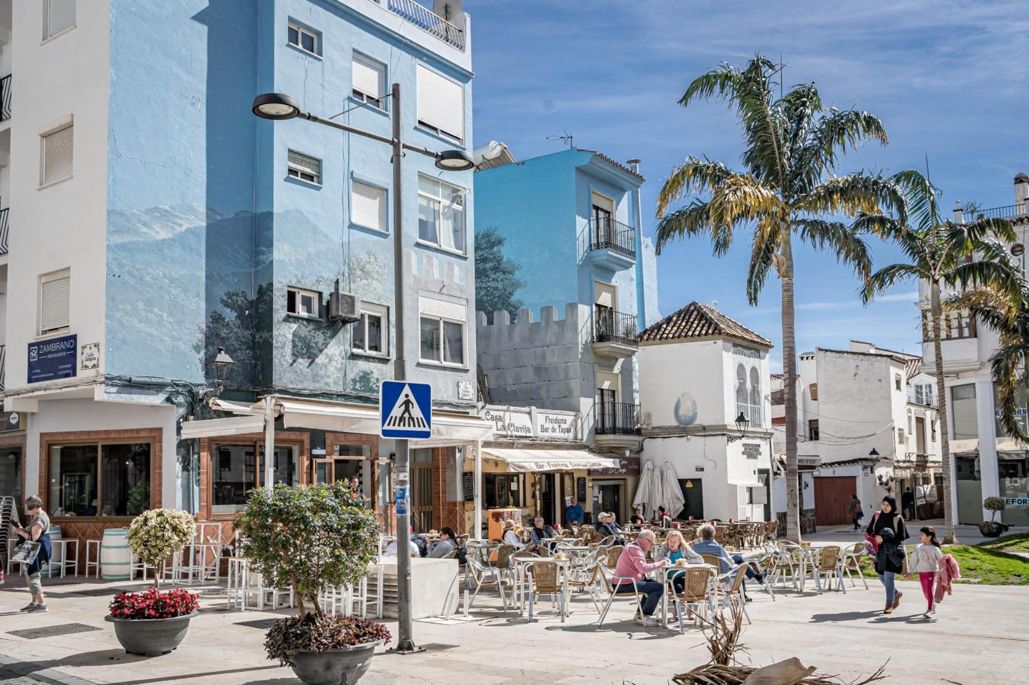 Seaclub Suites Естепона Екстериор снимка