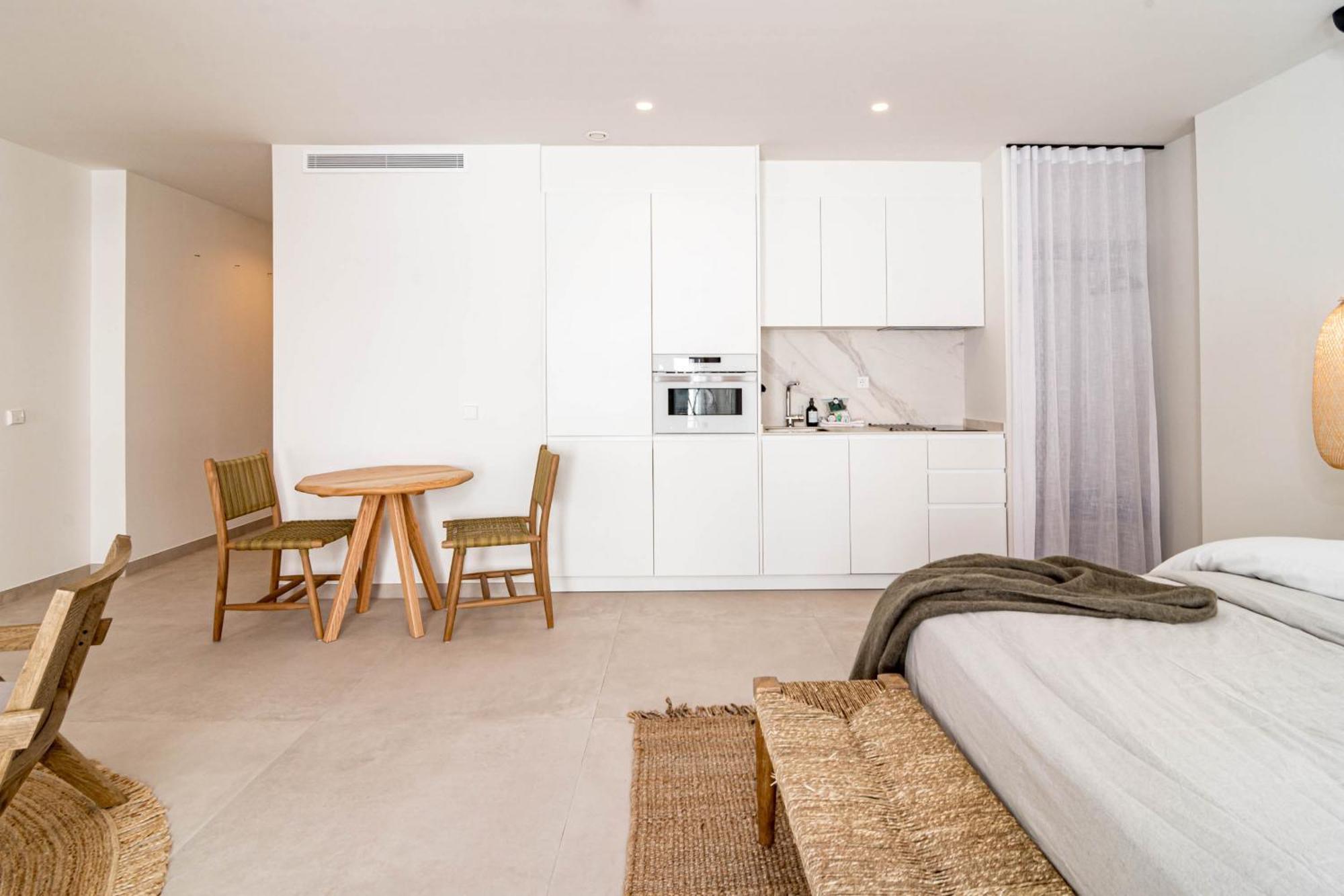 Seaclub Suites Естепона Екстериор снимка