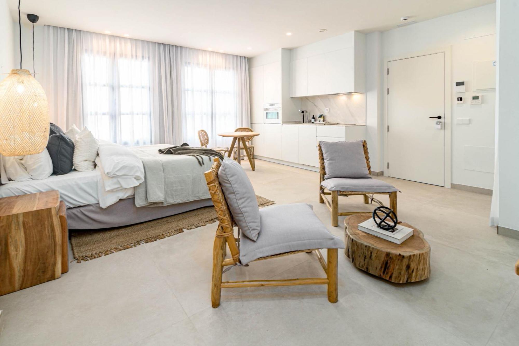 Seaclub Suites Естепона Екстериор снимка