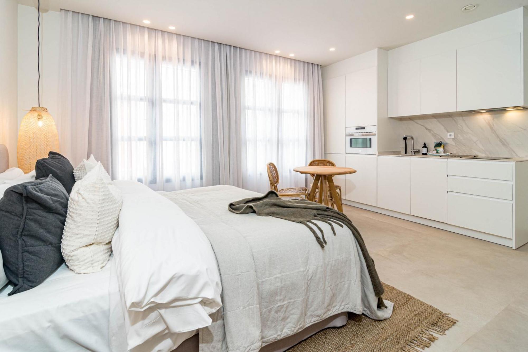 Seaclub Suites Естепона Екстериор снимка