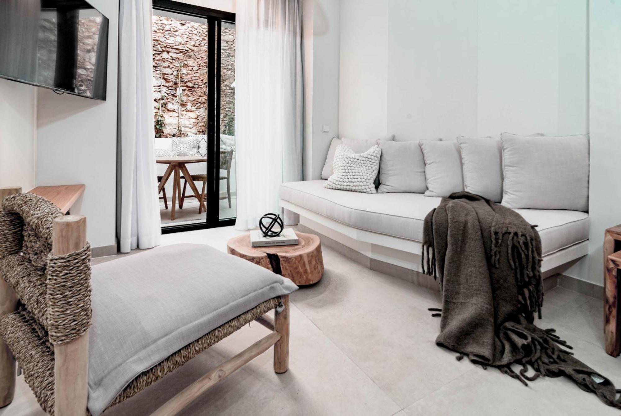 Seaclub Suites Естепона Екстериор снимка
