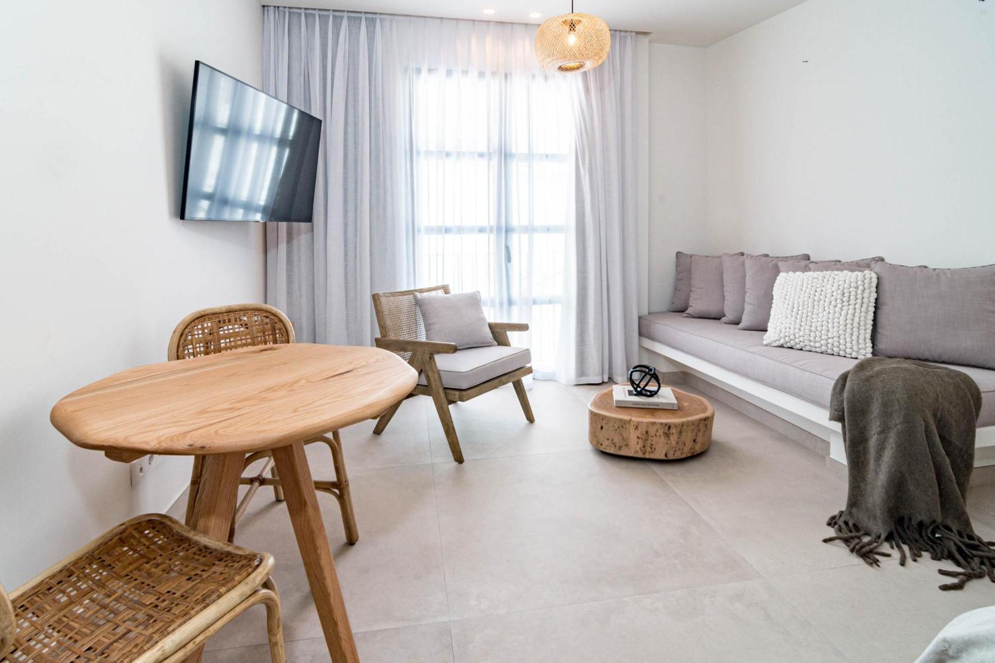 Seaclub Suites Естепона Екстериор снимка