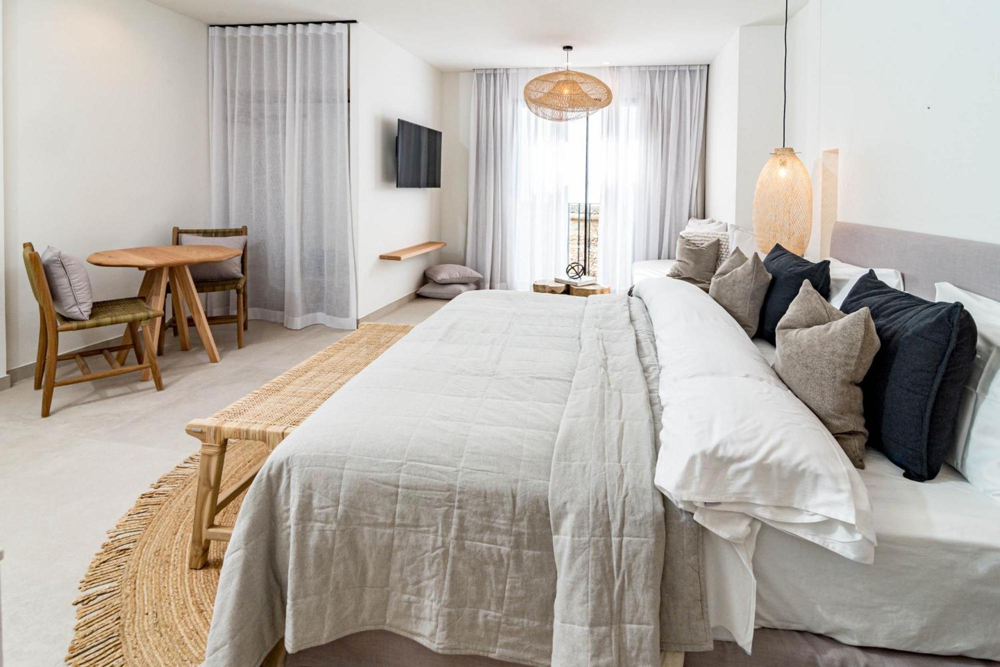 Seaclub Suites Естепона Екстериор снимка